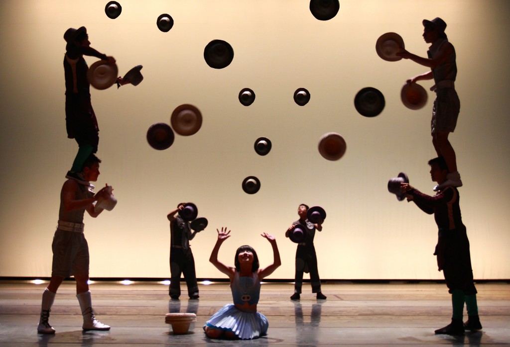 Alice par le nouveau cirque de pekin © Francette LEVIEUX et MICHEL LIDVAC